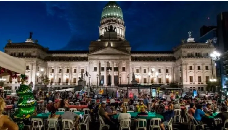 Convocaron a una cena navideña frente al Congreso junto a familias sin techo